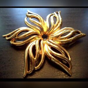 VINTAGE ESTATE SIGNED MONET GOLD TONE FLOWER 3" BROOCH EXCELLENT CONDITION